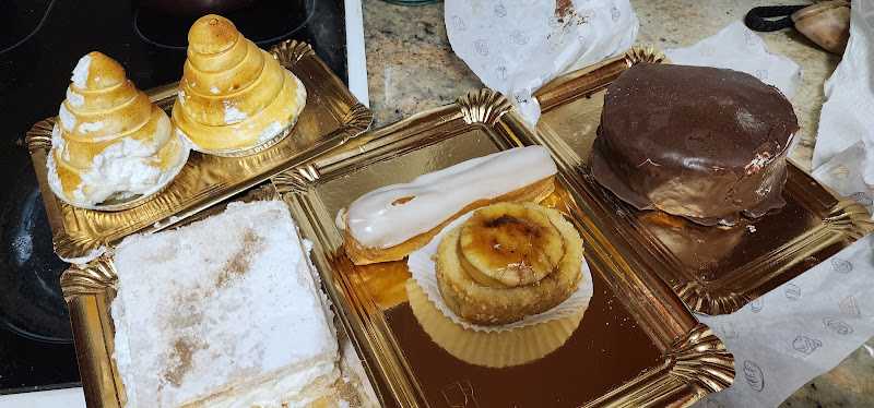 Fotografia tomada fuera de Panadería Artesanos de Granada - Cúllar Vega - Panadería en Cúllar Vega, Granada