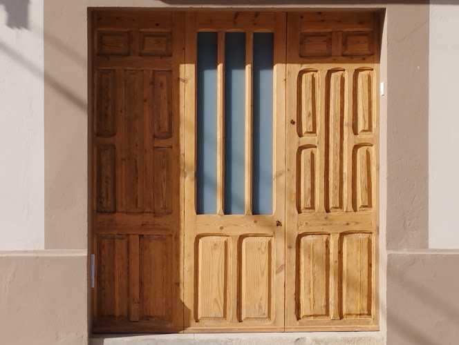 Fotografia tomada fuera de Mas Fusteria - Tienda de armarios en Castellnou de Seana, Lérida