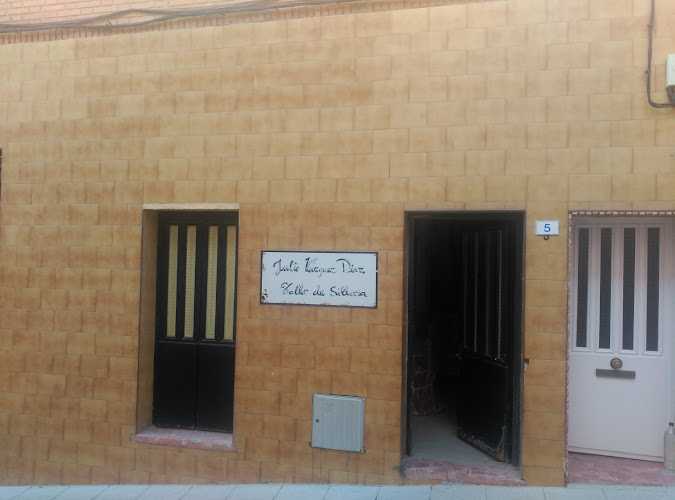 Fotografia tomada fuera de Taller de sillas Julio Vázquez Díaz - Ebanista en Algete, Madrid