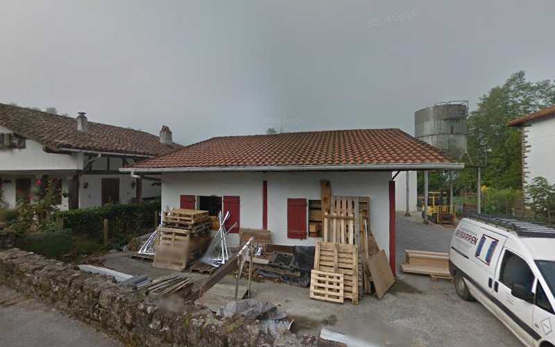 Fotografia tomada fuera de Carpintería Iribarren Zurgindegia - Altzari-egilea en Etxalar, Navarra