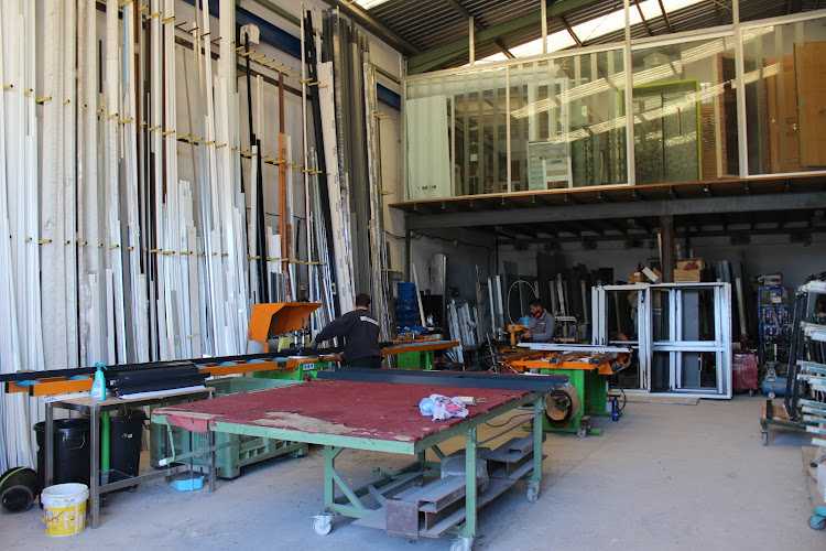 Fotografia tomada fuera de Rafelglass, s.l. - Carpintería metálica y de aluminio en Rafelbunyol, Valencia