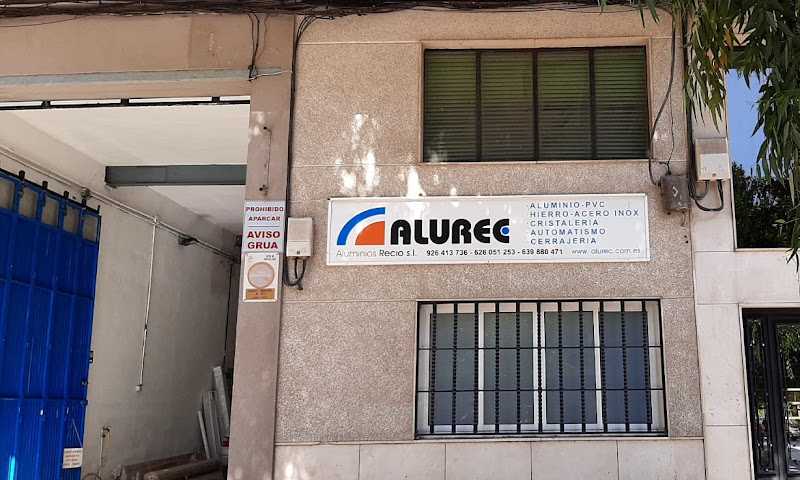 Fotografia tomada fuera de Alurec. Aluminios Recio - Carpintería metálica y de aluminio en Puertollano, Ciudad Real