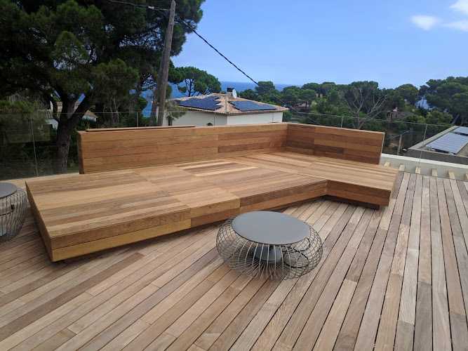 Fotografia tomada fuera de Fusteria Rocas - Botiga de mobles en Palafrugell, Girona