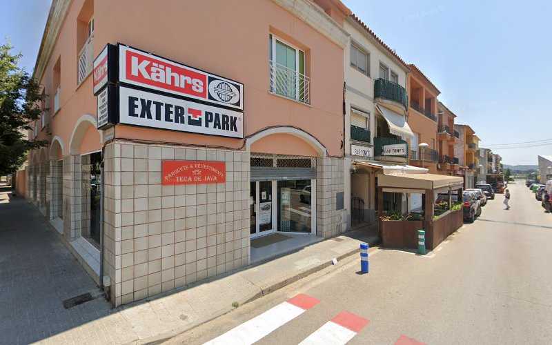 Fotografia tomada fuera de Teca de Java Parquets i Revestiments - Tienda de muebles en Palafrugell, Girona