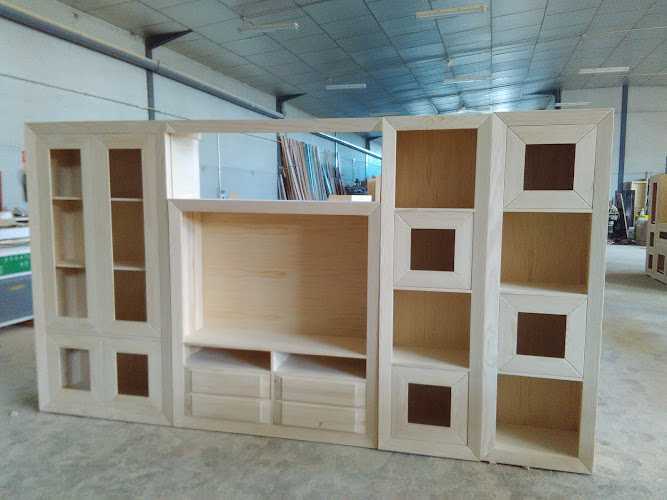 Fotografia tomada fuera de Muebles LOGOMI - Fábrica de muebles en Navahermosa, Toledo