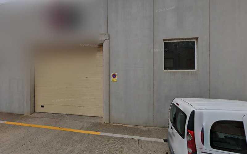 Fotografia tomada fuera de Fustería I Alumini Joan Bta Pinyol Giménez - Botiga d'armaris en Xerta, Tarragona