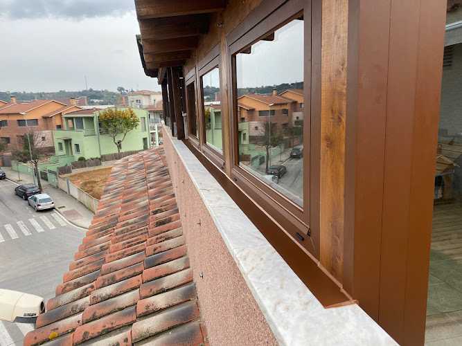 Fotografia tomada fuera de Iceland La Garriga aluminio, pvc y cristalería - Metal·listeria en La Garriga, Barcelona