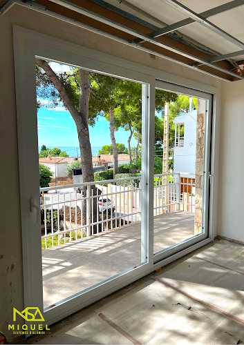 Fotografia tomada fuera de Miquel Sistemas de Aluminios - Metal·listeria en La Canonja, Tarragona