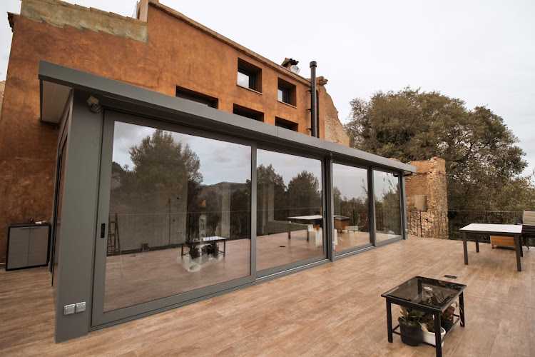 Fotografia tomada fuera de ALUMINIO TARRAGONA- ALUXA ALUMINIS - Carpintería metálica y de aluminio en La Canonja, Tarragona