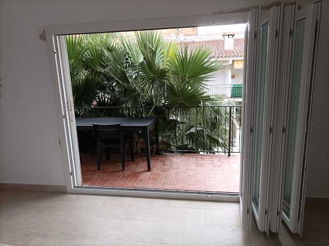 Fotografia tomada fuera de Optim Finestra - Carpintería metálica y de aluminio en L'Estartit, Girona