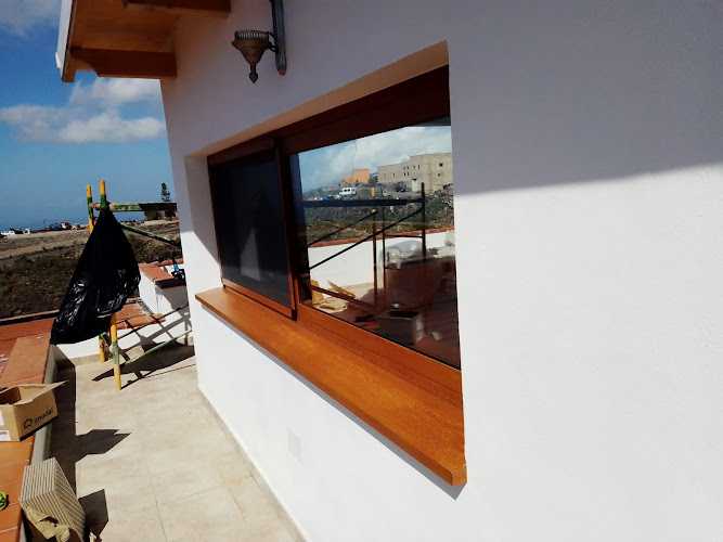 Fotografia tomada fuera de Aluminios HH - Carpintería metálica y de aluminio en Costa del Silencio, Santa Cruz de Tenerife