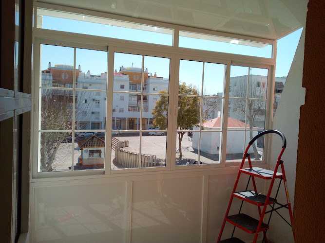 Fotografia tomada fuera de Aluminios Zaira Pvc Y Cristaleria - Carpintería metálica y de aluminio en El Rubio, Sevilla