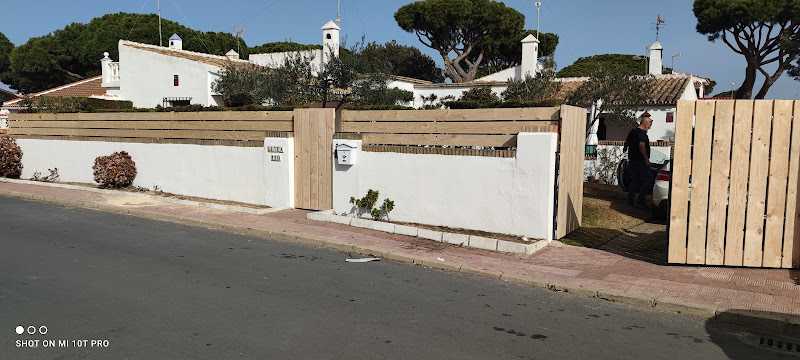 Fotografia tomada fuera de Carpintería Joan - Carpintería en Matalascañas, Huelva