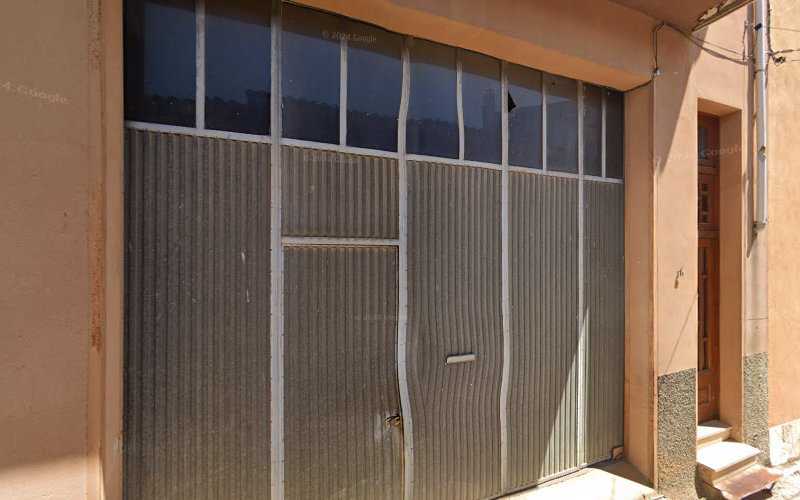 Fotografia tomada fuera de Maderas y Leñas Lluis Pons i Molins - Fusteria en Cistella, Girona