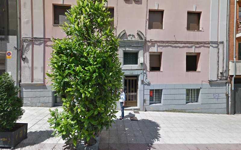 Fotografia tomada fuera de Maderas José Ramón - Tienda de armarios en Oviedo, Asturias