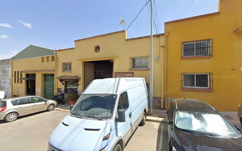 Fotografia tomada fuera de Carpintería Bricolage Hermanos Infantes S L - Tienda de armarios en Estepona, Málaga