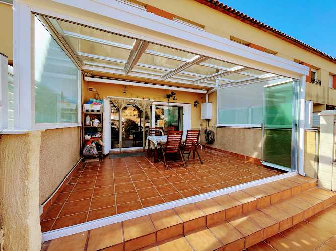 Fotografia tomada fuera de Techne - Carpintería metálica y de aluminio en La Selva del Camp, Tarragona