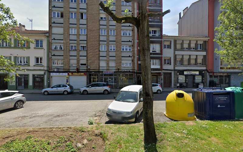 Fotografia tomada fuera de Tapicerias Hnos. Ruiz - Tienda de muebles en Raíces Nuevo, Asturias