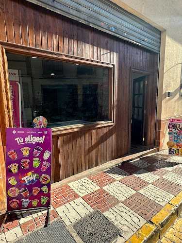 Fotografia tomada fuera de La casita de madera - Tienda de alimentación en Alfacar, Granada