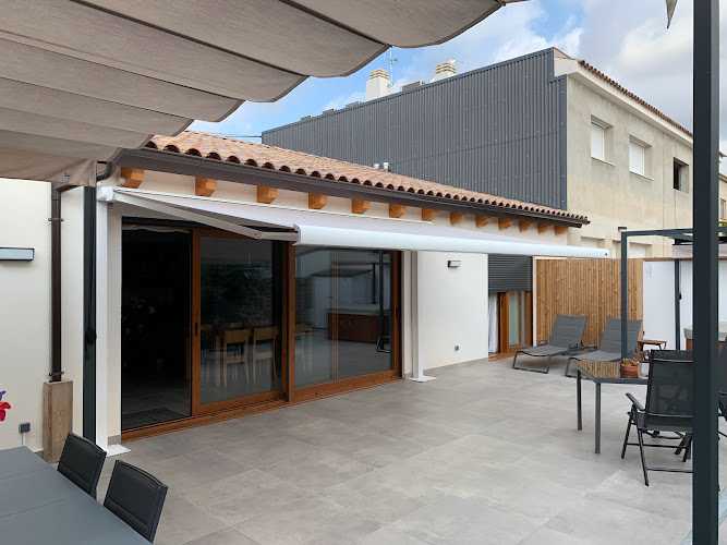 Fotografia tomada fuera de Toldos TRANSOL - Creació d'exteriors - Proveïdor de marquesines en Alcover, Tarragona