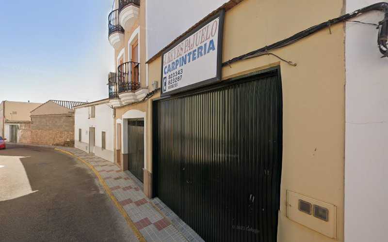 Fotografia tomada fuera de Comercial Carpintería Juan Reyes Pajuelo - Tienda de armarios en La Haba, Badajoz