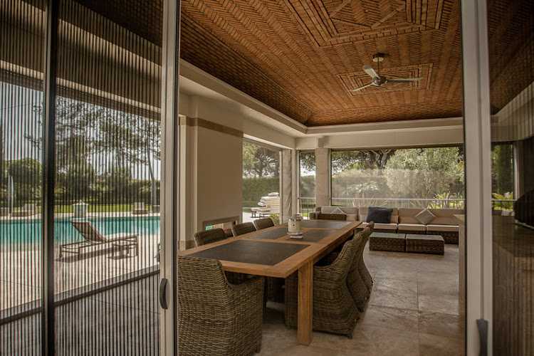 Fotografia tomada fuera de Alumat - Tienda de persianas en Outeiro de Rei, Lugo