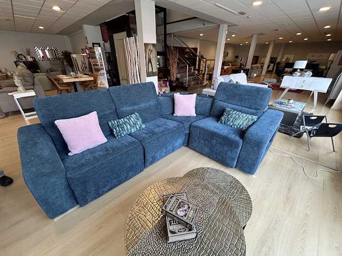 Fotografia tomada fuera de Muebles Lobo (exposición) - Tienda de muebles en Posada de Llanes, Asturias