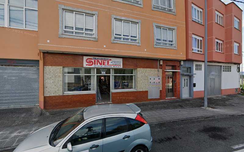 Fotografia tomada fuera de Aluminios Sinel - Carpintería metálica y de aluminio en Narón, A Coruña