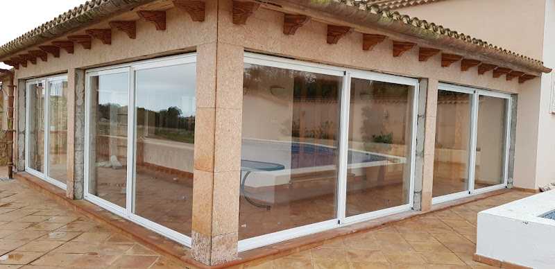 Fotografia tomada fuera de Bima Aluminis - Carpintería metálica y de aluminio en Pollença, Baleares