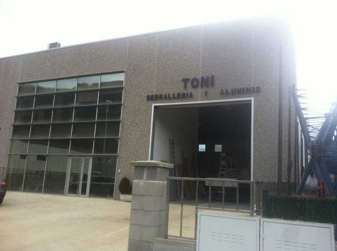 Fotografia tomada fuera de Aluminis Toni - Carpintería metálica y de aluminio en Les Preses, Girona