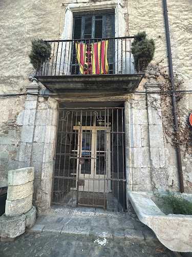 Fotografia tomada fuera de Antiguitats Serraplanas - Tienda de antigüedades en Peralada, Girona