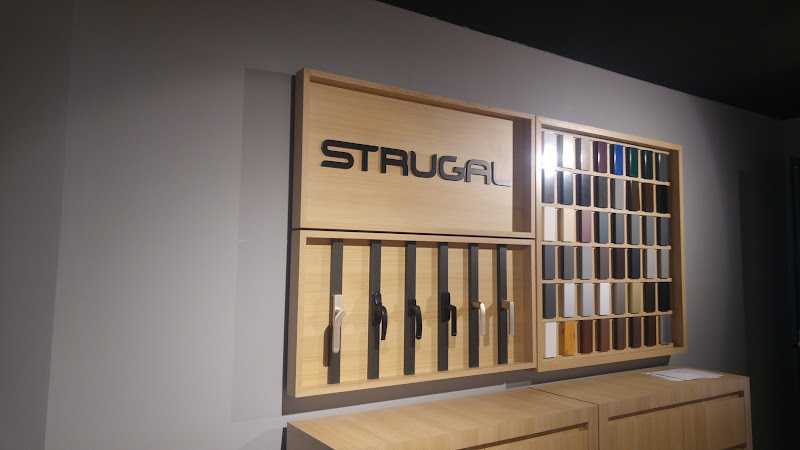 Fotografia tomada fuera de STRUGAL Granada - Carpintería metálica y de aluminio en Peligros, Granada