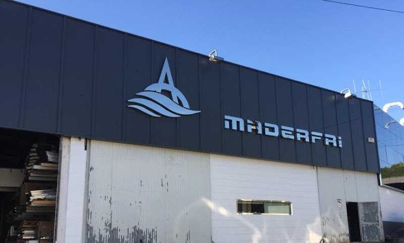 Fotografia tomada fuera de MADERFRI S.L. - Tienda de muebles de cocina en Ponteareas, Pontevedra