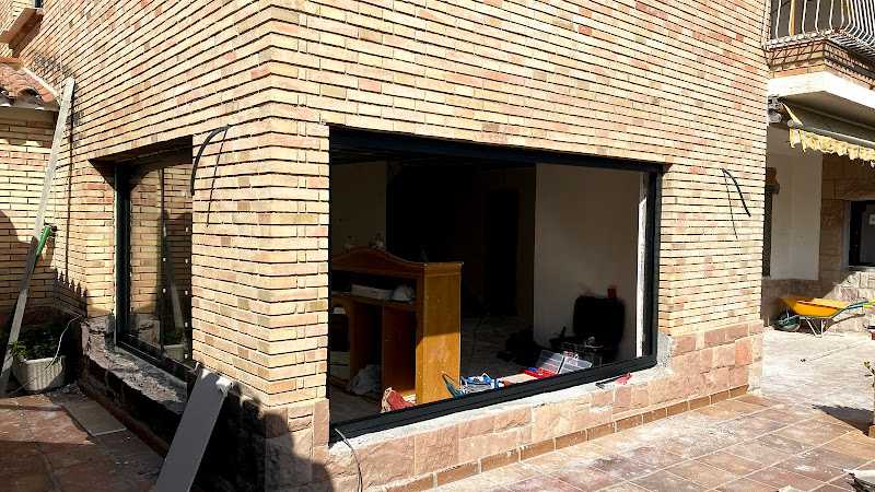 Fotografia tomada fuera de Aluminios y vidrios s3 - Carpintería metálica y de aluminio en Barberà del Vallès, Barcelona