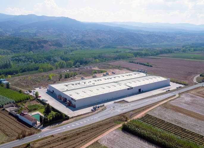 Fotografia tomada fuera de Garnica Plywood Baños II - Empresa maderera en Baños de Río Tobía, La Rioja