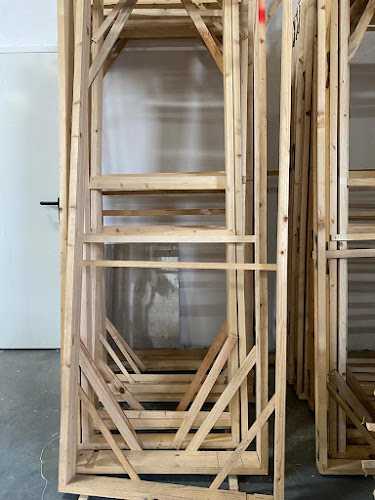 Fotografia tomada fuera de Premarcos Guadaira - Proveedor de marcos de madera en Alcalá de Guadaíra, Sevilla