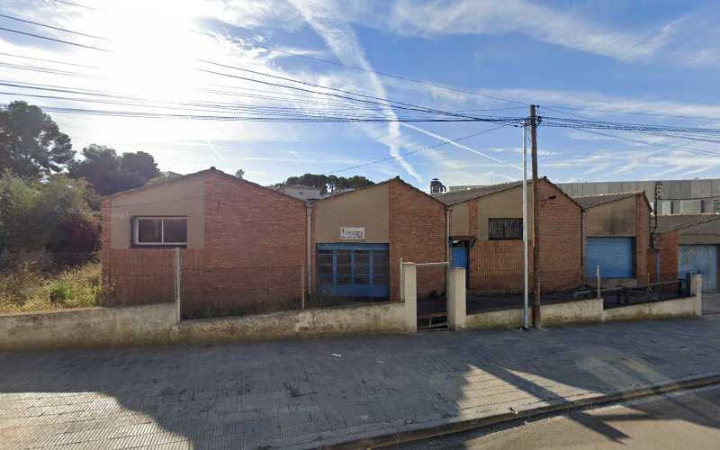 Fotografia tomada fuera de Fustería Cam - Carpintería metálica y de aluminio en Segur de Calafell, Tarragona