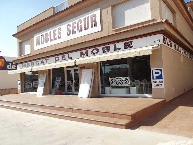 Fotografia tomada fuera de Mobles. Segur - Botiga de mobles en Segur de Calafell, Tarragona