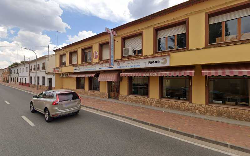 Fotografia tomada fuera de Cocinas Hnos. Pérez - Fábrica de muebles en San Clemente, Cuenca