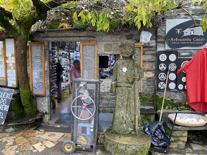 Fotografia tomada fuera de Artesanía Grial - Artesanía en O Cebreiro, Lugo