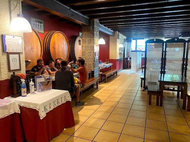 Fotografia tomada fuera de Asador Sidrería Kixkia - bares en Ochagavía, Navarra