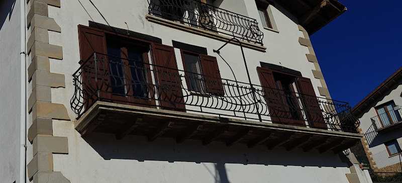 Fotografia tomada fuera de Aluminios Aguerri - Carpintería metálica y de aluminio en Arre, Navarra