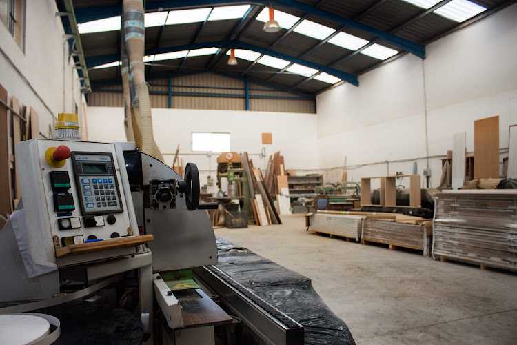 Fotografia tomada fuera de Muebles Elma S.L. Taller de Carpintería - Tienda de muebles de cocina en Alicante, Alicante