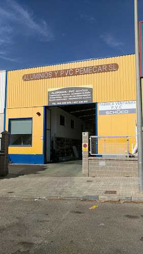 Fotografia tomada fuera de ALUMINIOS Y AUTOMATISMOS PEMECAR S.L. - Carpintero en Santa María del Águila, Almería