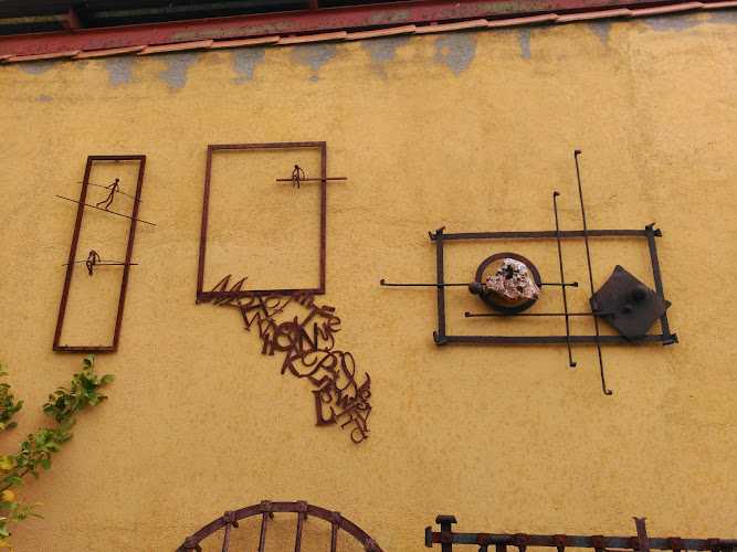 Fotografia tomada fuera de Forja Económica - Tienda de muebles en Alcaudete de la Jara, Toledo