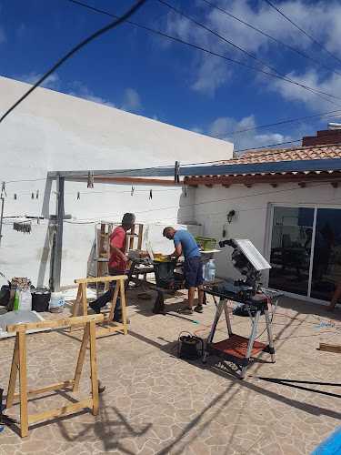 Fotografia tomada fuera de Aluminios Tenerife sur Alucris - Carpintería metálica y de aluminio en Guía de Isora, Santa Cruz de Tenerife