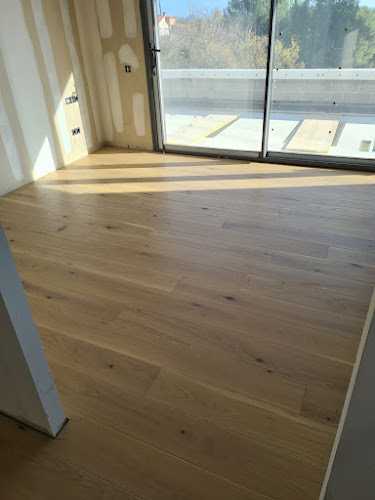 Fotografia tomada fuera de Parquets y Pulidos VICTOR - Servicio de instalación de suelos de madera en Castelldefels, Barcelona