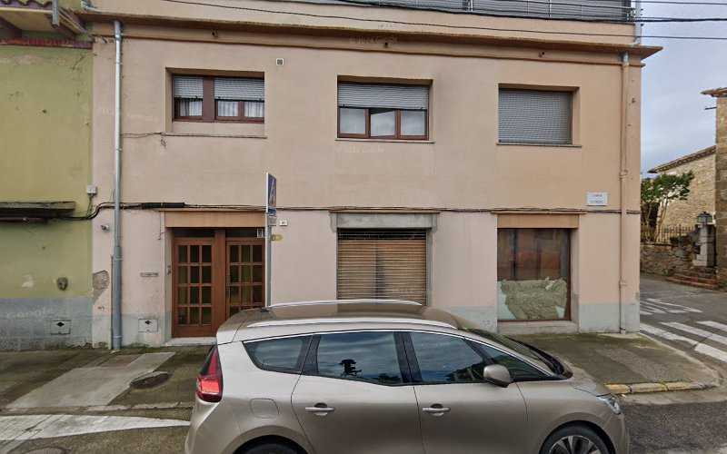 Fotografia tomada fuera de Fusteria Llaussàs - Tienda de armarios en Flaçà, Girona