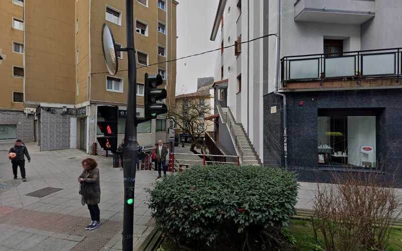 Fotografia tomada fuera de Puertas Eder Ateak - Fábrica de puertas en Ermua, Vizcaya