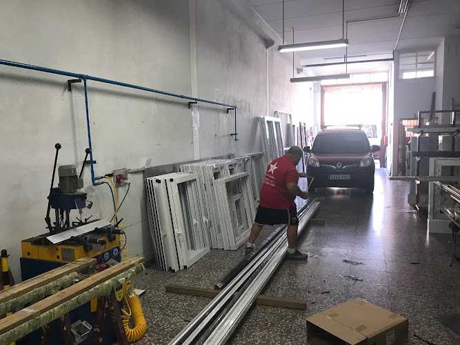 Fotografia tomada fuera de Talleres Hélike Marina - Carpintería metálica y de aluminio en Elche, Alicante
